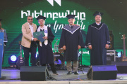ԵՊՀ-ում տեղի ունեցավ համալսարանի շրջանավարտների ավարտական հանդիսավոր միջոցառումը, որը մասնագիտական կյանք թևակոխելու և համալսարանի հետ առավել սերտ համագործակցելու նոր մեկնարկ է: