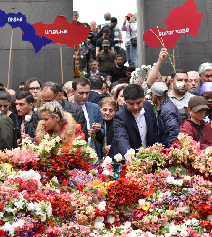 Ծիծեռնակաբերդի հուշահամալիրում համալսարանականները հարգանքի տուրք մատուցեցին Հայոց ցեղասպանության զոհերի հիշատակին: