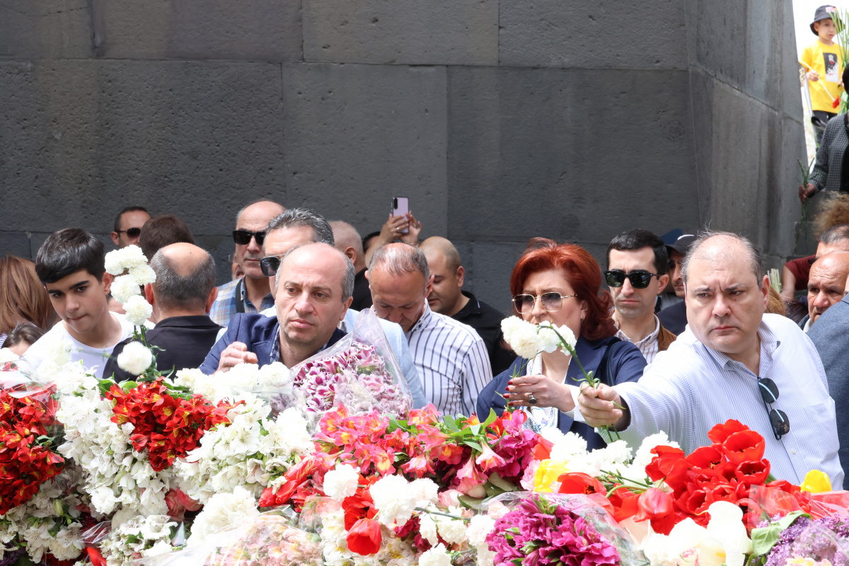 Ծիծեռնակաբերդի հուշահամալիրում համալսարանականները հարգանքի տուրք մատուցեցին Հայոց ցեղասպանության զոհերի հիշատակին: