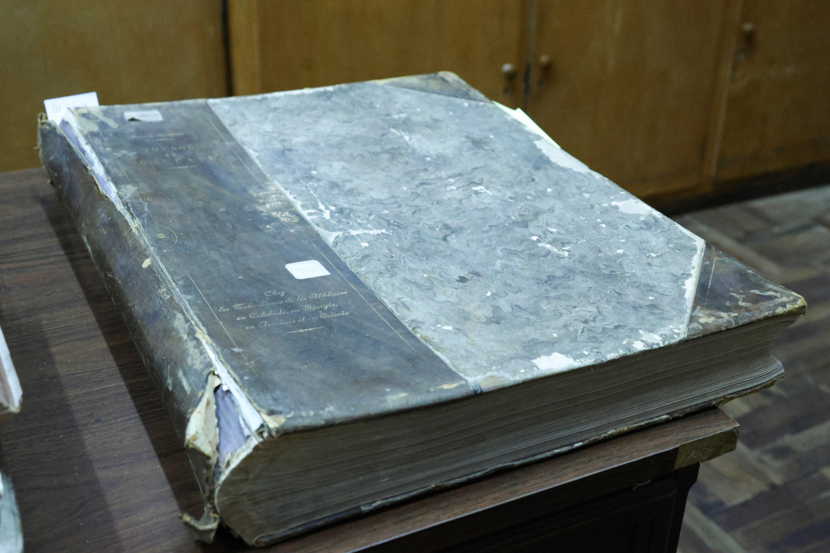 «ԵՊՀ օբյեկտիվի» ուշադրության կենտրոնում էր կեսդարյա պատմություն ունեցող ԵՊՀ հնատիպ, հազվագյուտ և արվեստի գրականության բաժինը։