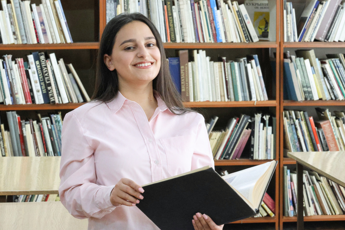 «ԵՊՀ օբյեկտիվի» ուշադրության կենտրոնում էր կեսդարյա պատմություն ունեցող ԵՊՀ հնատիպ, հազվագյուտ և արվեստի գրականության բաժինը։