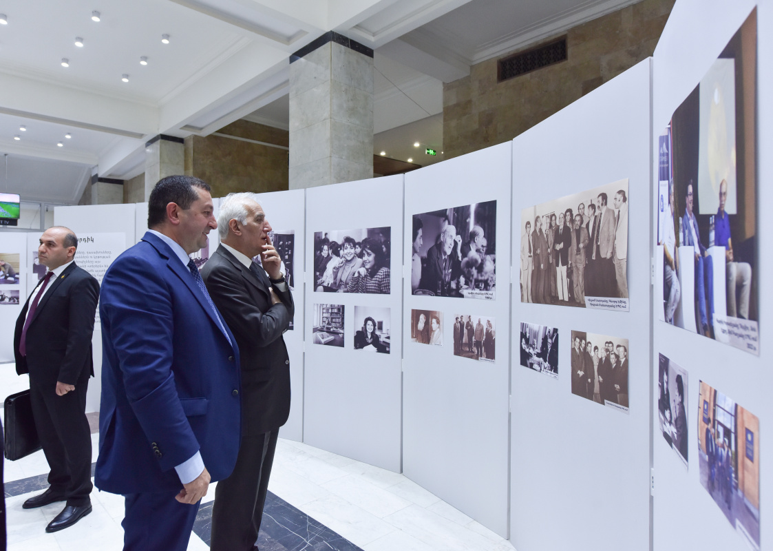 ԵՊՀ շրջանավարտների ֆորումի շրջանակում կենտրոնական մասնաշենքի առաջին հարկում բացվել է ցուցահանդես՝ նվիրված ԵՊՀ հիմնադրման 106-ամյակին