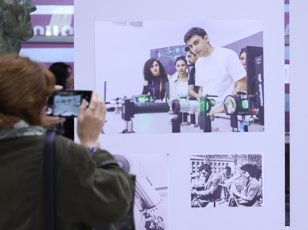 ԵՊՀ շրջանավարտների ֆորումի շրջանակում կենտրոնական մասնաշենքի առաջին հարկում բացվել է ցուցահանդես՝ նվիրված ԵՊՀ հիմնադրման 106-ամյակին