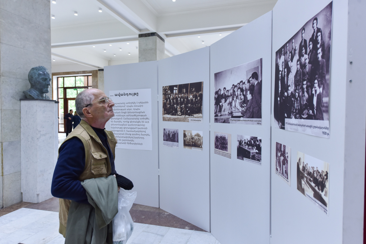 ԵՊՀ շրջանավարտների ֆորումի շրջանակում կենտրոնական մասնաշենքի առաջին հարկում բացվել է ցուցահանդես՝ նվիրված ԵՊՀ հիմնադրման 106-ամյակին