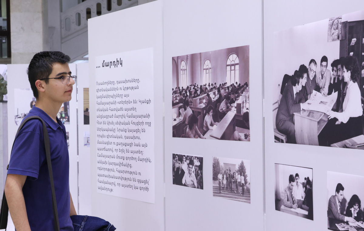 ԵՊՀ շրջանավարտների ֆորումի շրջանակում կենտրոնական մասնաշենքի առաջին հարկում բացվել է ցուցահանդես՝ նվիրված ԵՊՀ հիմնադրման 106-ամյակին