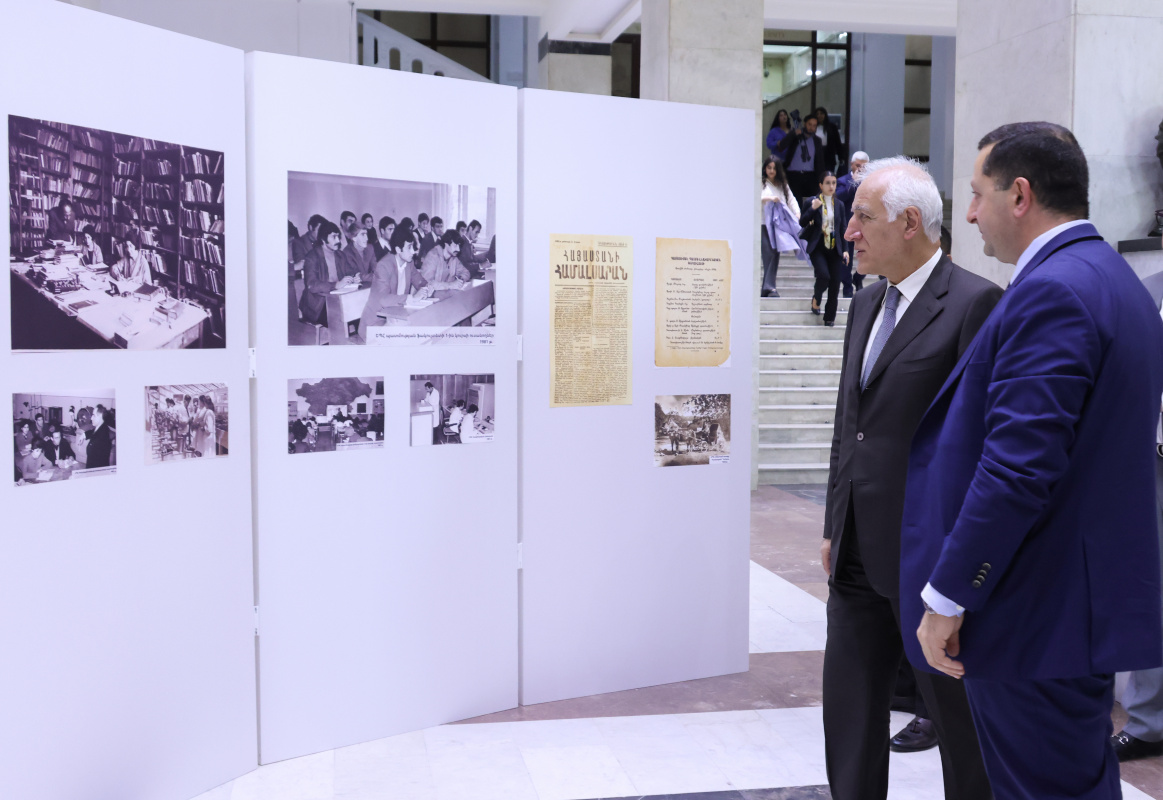 ԵՊՀ շրջանավարտների ֆորումի շրջանակում կենտրոնական մասնաշենքի առաջին հարկում բացվել է ցուցահանդես՝ նվիրված ԵՊՀ հիմնադրման 106-ամյակին