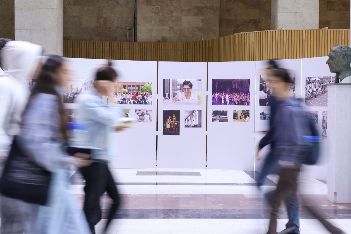 ԵՊՀ շրջանավարտների ֆորումի շրջանակում կենտրոնական մասնաշենքի առաջին հարկում բացվել է ցուցահանդես՝ նվիրված ԵՊՀ հիմնադրման 106-ամյակին