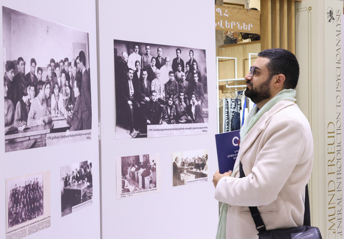 ԵՊՀ շրջանավարտների ֆորումի շրջանակում կենտրոնական մասնաշենքի առաջին հարկում բացվել է ցուցահանդես՝ նվիրված ԵՊՀ հիմնադրման 106-ամյակին