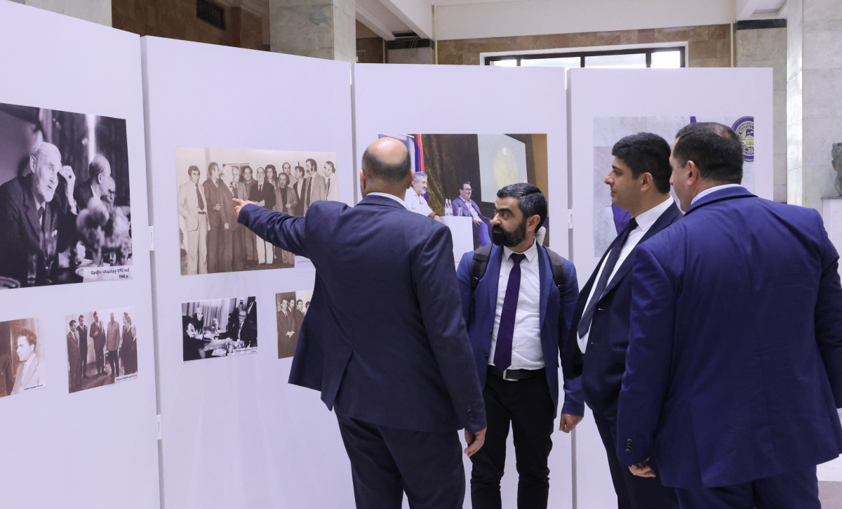 ԵՊՀ շրջանավարտների ֆորումի շրջանակում կենտրոնական մասնաշենքի առաջին հարկում բացվել է ցուցահանդես՝ նվիրված ԵՊՀ հիմնադրման 106-ամյակին