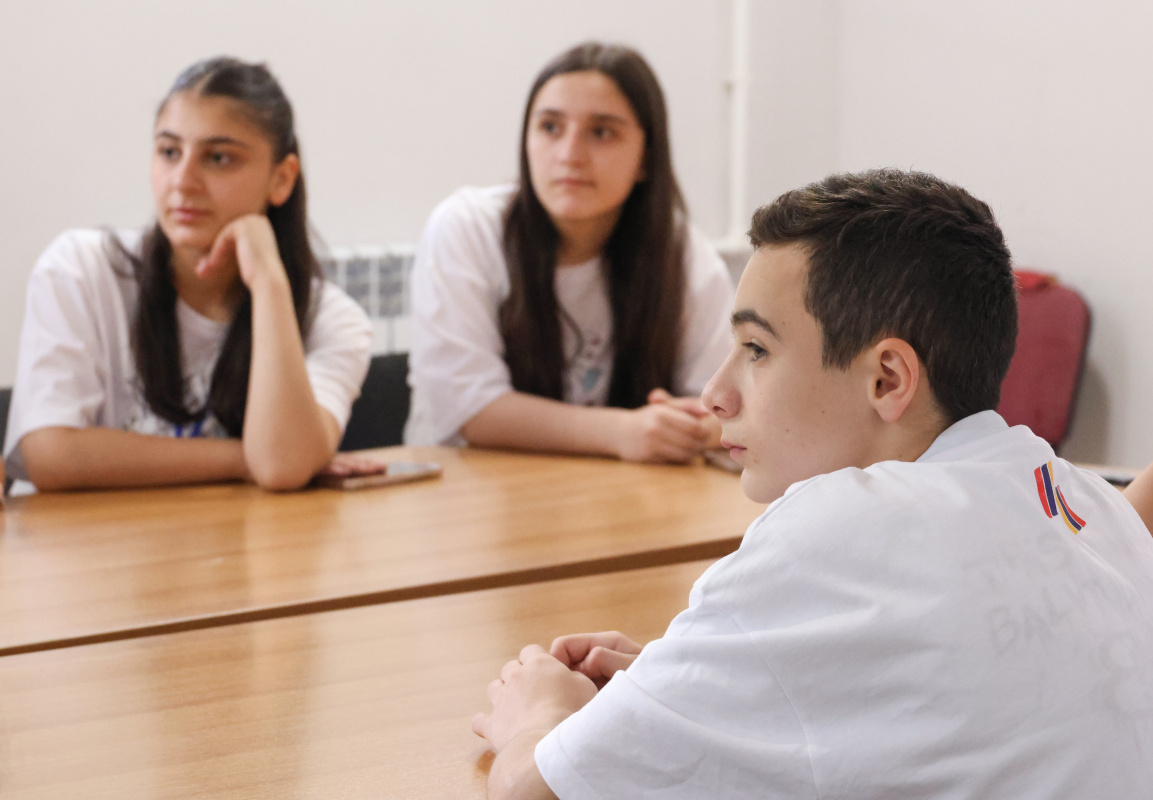 ԵՊՀ շարունակական կրթության կենտրոնի և «Հայաստան» համահայկական հիմնադրամի համատեղ նախաձեռնությամբ անցկացվեց «Բնագիտությունը զվարճալի՜ է. տե՛ս, շոշափի՛ր, փորձի՛ր» ամառային բնագիտական ճամբարը