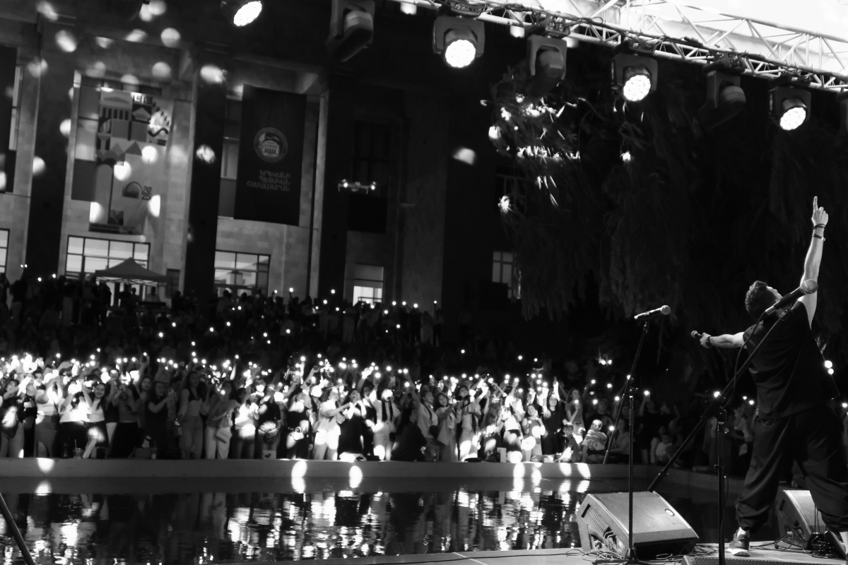 ԵՊՀ բոլոր շրջանավարտներին նվիրված տոնական միջոցառումն իրենց երաժշտական կատարումներով եզրափակեցին Արամ MP3-ն ու «Nemra» երաժշտական խումբը