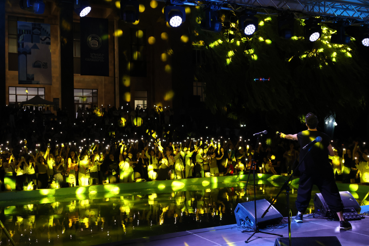 ԵՊՀ բոլոր շրջանավարտներին նվիրված տոնական միջոցառումն իրենց երաժշտական կատարումներով եզրափակեցին Արամ MP3-ն ու «Nemra» երաժշտական խումբը