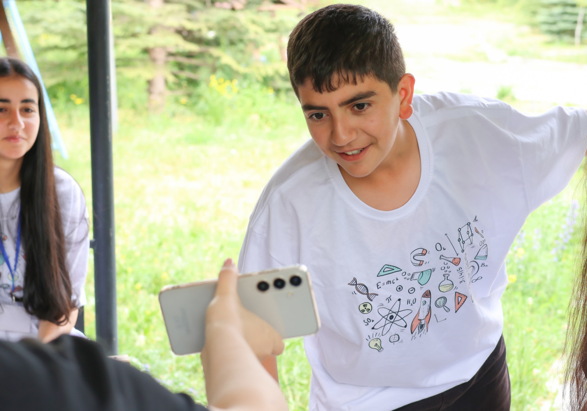 ԵՊՀ շարունակական կրթության կենտրոնի և «Հայաստան» համահայկական հիմնադրամի համատեղ նախաձեռնությամբ անցկացվեց «Բնագիտությունը զվարճալի՜ է. տե՛ս, շոշափի՛ր, փորձի՛ր» ամառային բնագիտական ճամբարը