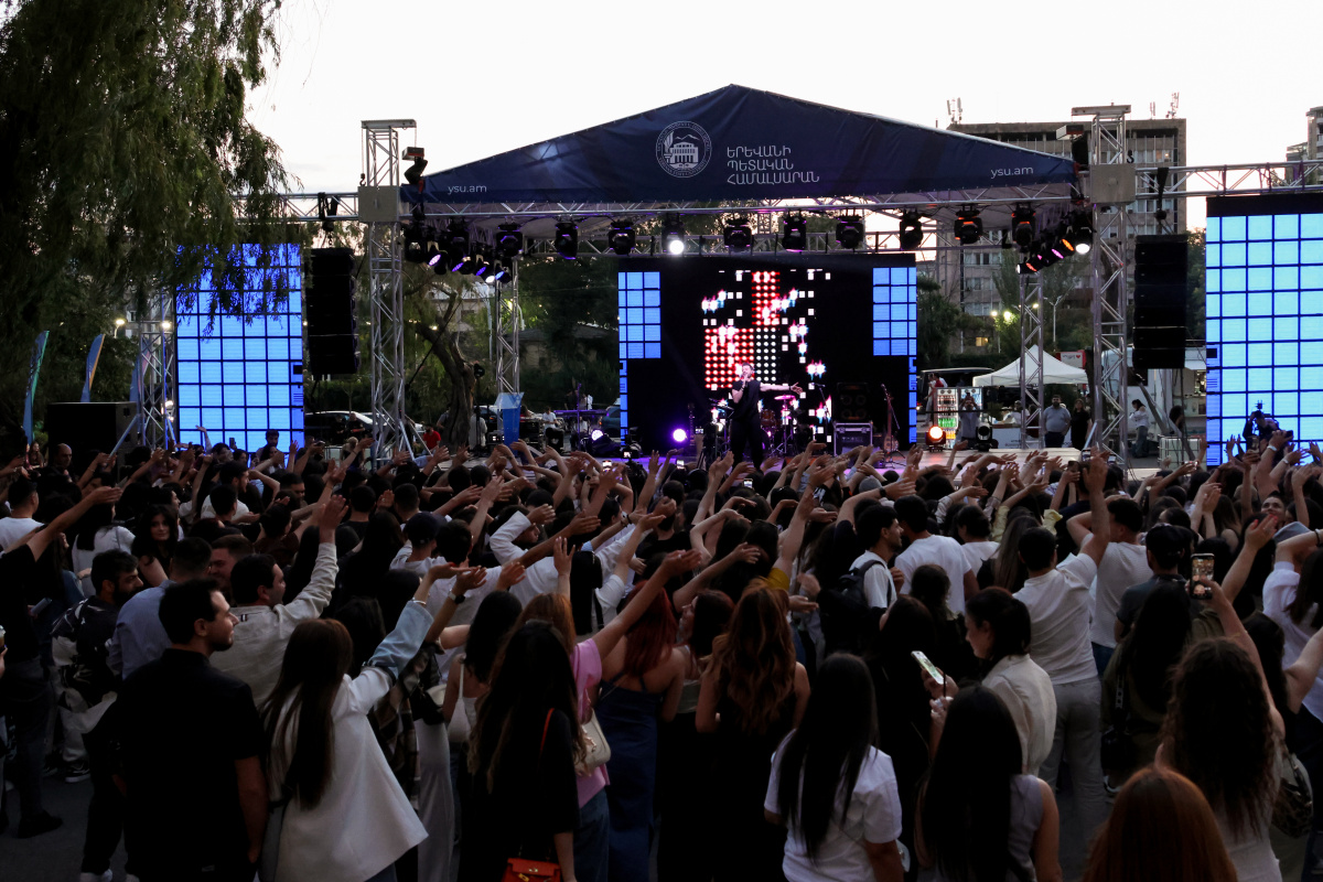 ԵՊՀ բոլոր շրջանավարտներին նվիրված տոնական միջոցառումն իրենց երաժշտական կատարումներով եզրափակեցին Արամ MP3-ն ու «Nemra» երաժշտական խումբը