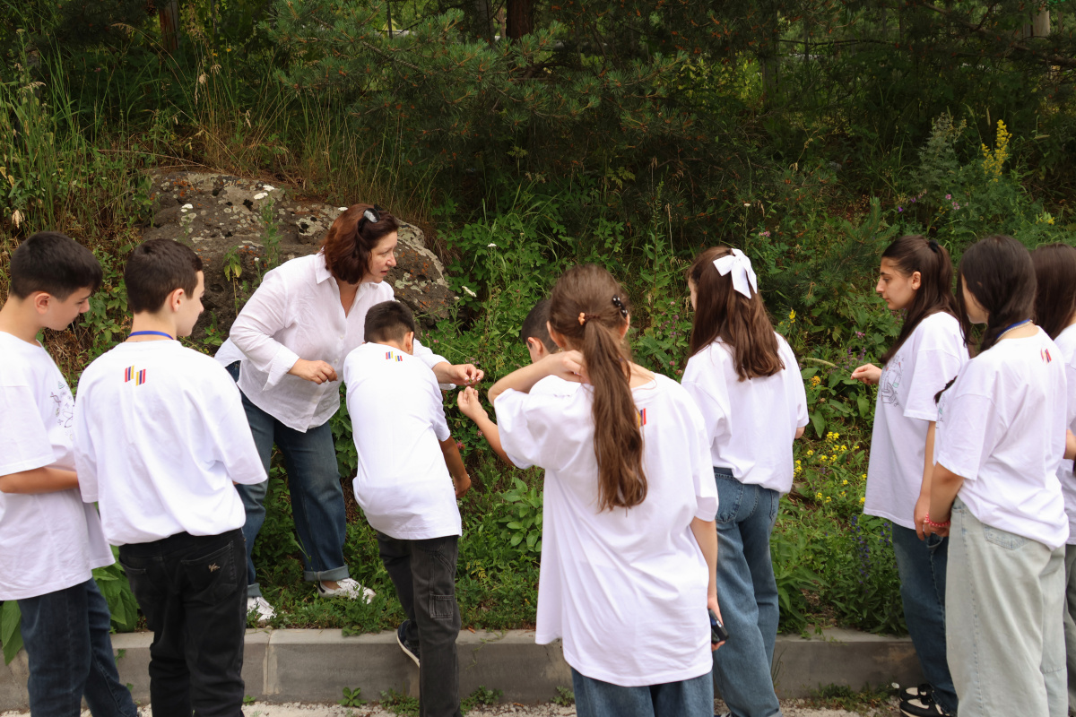 ԵՊՀ շարունակական կրթության կենտրոնի և «Հայաստան» համահայկական հիմնադրամի համատեղ նախաձեռնությամբ անցկացվեց «Բնագիտությունը զվարճալի՜ է. տե՛ս, շոշափի՛ր, փորձի՛ր» ամառային բնագիտական ճամբարը