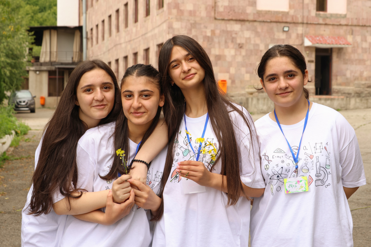 ԵՊՀ շարունակական կրթության կենտրոնի և «Հայաստան» համահայկական հիմնադրամի համատեղ նախաձեռնությամբ անցկացվեց «Բնագիտությունը զվարճալի՜ է. տե՛ս, շոշափի՛ր, փորձի՛ր» ամառային բնագիտական ճամբարը