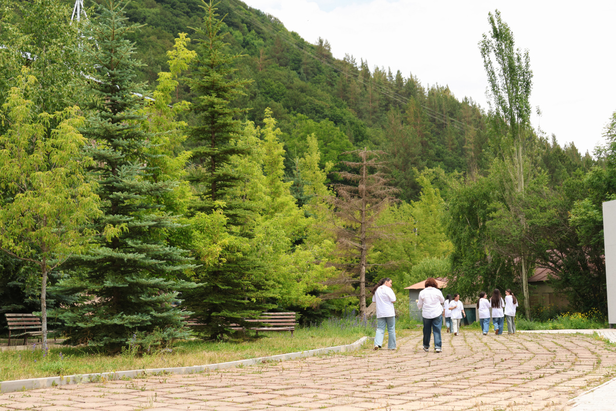 ԵՊՀ շարունակական կրթության կենտրոնի և «Հայաստան» համահայկական հիմնադրամի համատեղ նախաձեռնությամբ անցկացվեց «Բնագիտությունը զվարճալի՜ է. տե՛ս, շոշափի՛ր, փորձի՛ր» ամառային բնագիտական ճամբարը