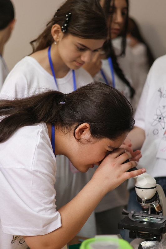 ԵՊՀ շարունակական կրթության կենտրոնի և «Հայաստան» համահայկական հիմնադրամի համատեղ նախաձեռնությամբ անցկացվեց «Բնագիտությունը զվարճալի՜ է. տե՛ս, շոշափի՛ր, փորձի՛ր» ամառային բնագիտական ճամբարը