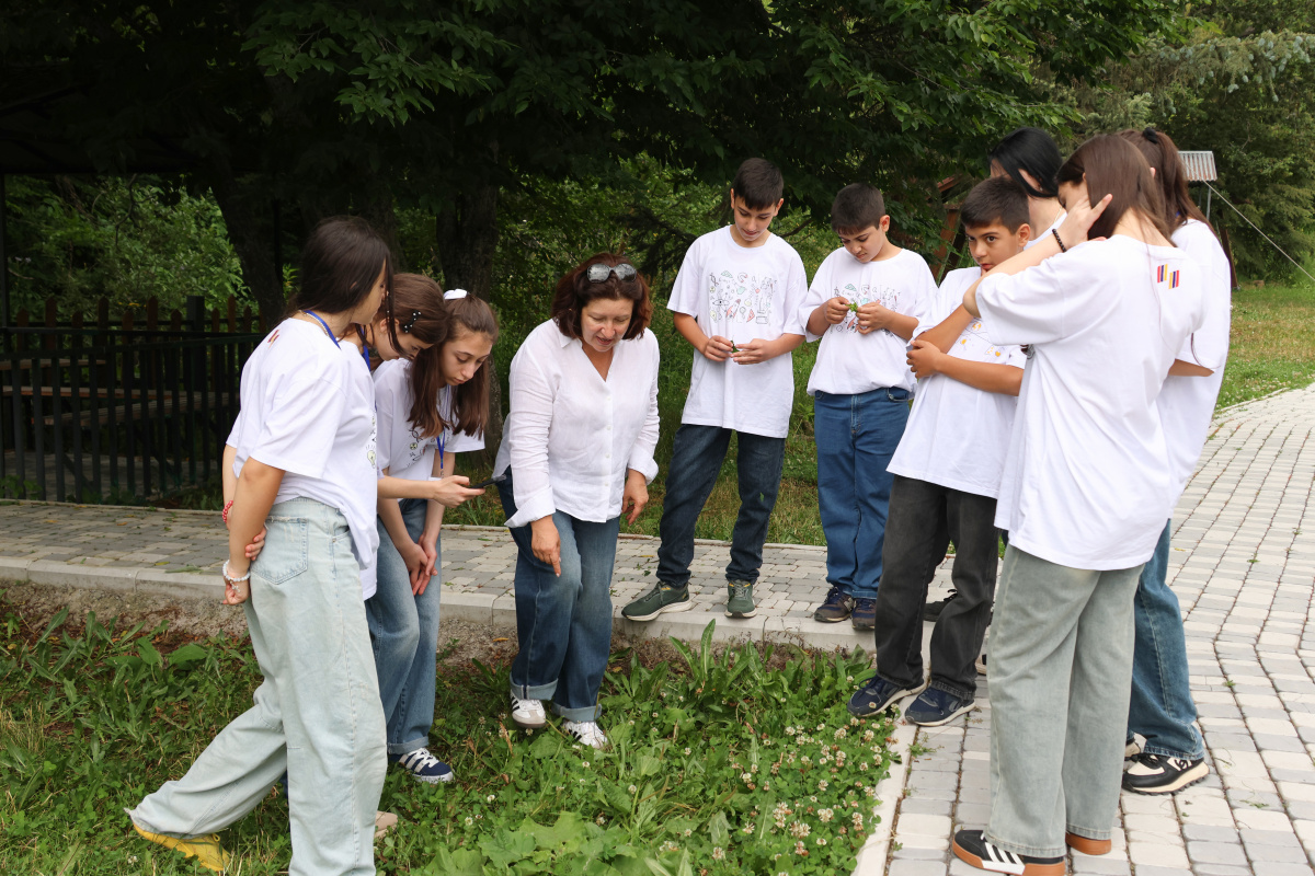 ԵՊՀ շարունակական կրթության կենտրոնի և «Հայաստան» համահայկական հիմնադրամի համատեղ նախաձեռնությամբ անցկացվեց «Բնագիտությունը զվարճալի՜ է. տե՛ս, շոշափի՛ր, փորձի՛ր» ամառային բնագիտական ճամբարը