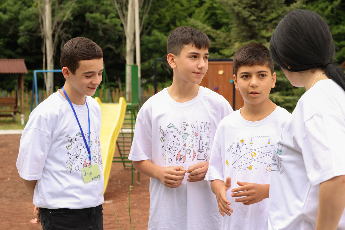 ԵՊՀ շարունակական կրթության կենտրոնի և «Հայաստան» համահայկական հիմնադրամի համատեղ նախաձեռնությամբ անցկացվեց «Բնագիտությունը զվարճալի՜ է. տե՛ս, շոշափի՛ր, փորձի՛ր» ամառային բնագիտական ճամբարը