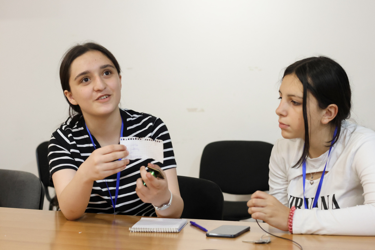 ԵՊՀ շարունակական կրթության կենտրոնի և «Հայաստան» համահայկական հիմնադրամի համատեղ նախաձեռնությամբ անցկացվեց «Բնագիտությունը զվարճալի՜ է. տե՛ս, շոշափի՛ր, փորձի՛ր» ամառային բնագիտական ճամբարը