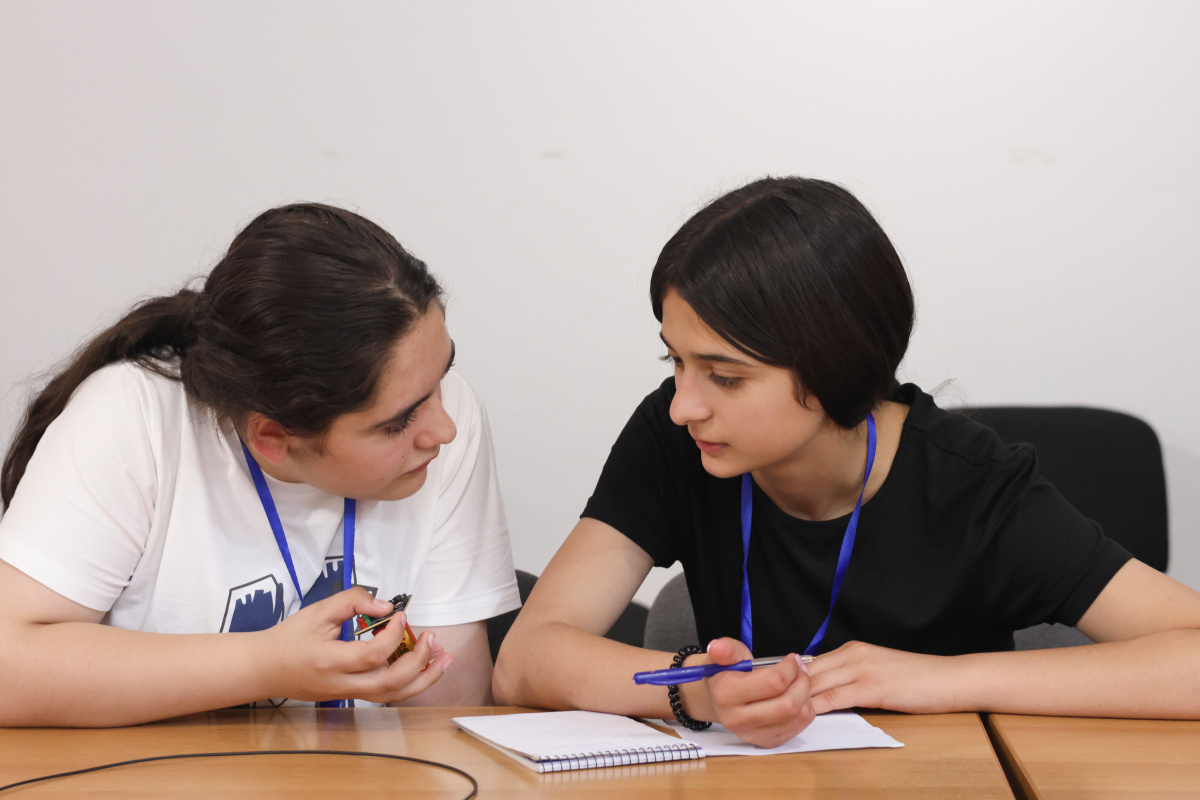 ԵՊՀ շարունակական կրթության կենտրոնի և «Հայաստան» համահայկական հիմնադրամի համատեղ նախաձեռնությամբ անցկացվեց «Բնագիտությունը զվարճալի՜ է. տե՛ս, շոշափի՛ր, փորձի՛ր» ամառային բնագիտական ճամբարը