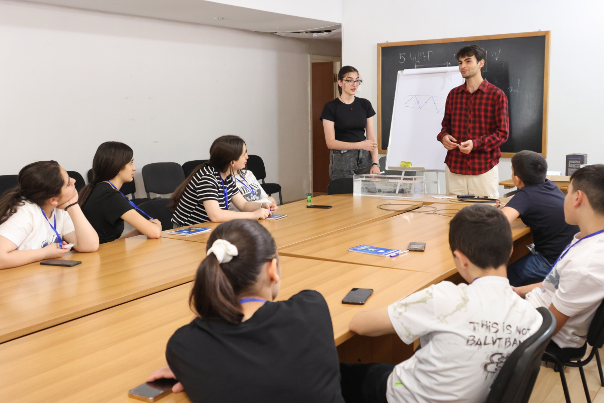 ԵՊՀ շարունակական կրթության կենտրոնի և «Հայաստան» համահայկական հիմնադրամի համատեղ նախաձեռնությամբ անցկացվեց «Բնագիտությունը զվարճալի՜ է. տե՛ս, շոշափի՛ր, փորձի՛ր» ամառային բնագիտական ճամբարը