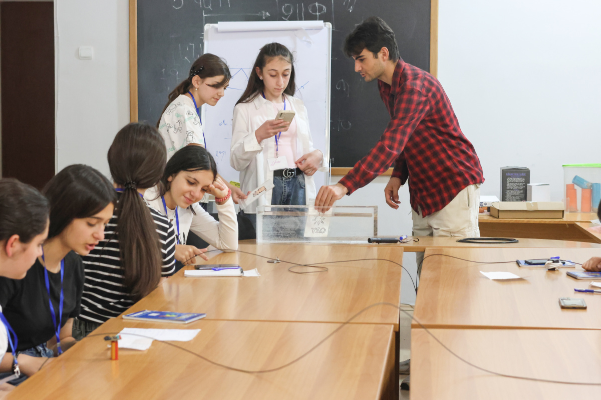 ԵՊՀ շարունակական կրթության կենտրոնի և «Հայաստան» համահայկական հիմնադրամի համատեղ նախաձեռնությամբ անցկացվեց «Բնագիտությունը զվարճալի՜ է. տե՛ս, շոշափի՛ր, փորձի՛ր» ամառային բնագիտական ճամբարը