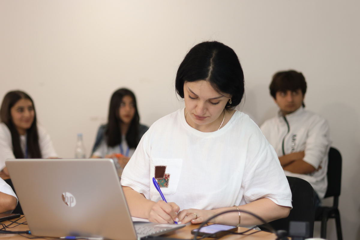 ԵՊՀ շարունակական կրթության կենտրոնի և «Հայաստան» համահայկական հիմնադրամի համատեղ նախաձեռնությամբ անցկացվեց «Բնագիտությունը զվարճալի՜ է. տե՛ս, շոշափի՛ր, փորձի՛ր» ամառային բնագիտական ճամբարը