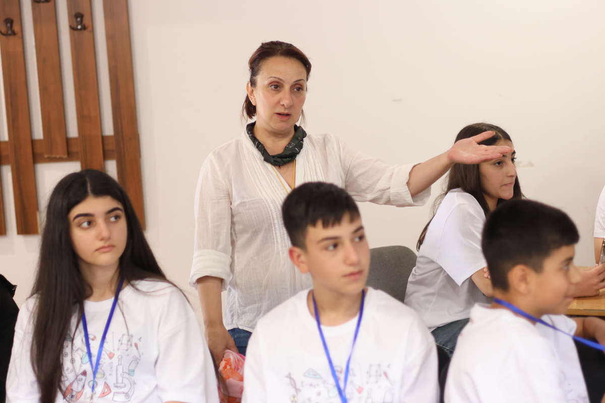 ԵՊՀ շարունակական կրթության կենտրոնի և «Հայաստան» համահայկական հիմնադրամի համատեղ նախաձեռնությամբ անցկացվեց «Բնագիտությունը զվարճալի՜ է. տե՛ս, շոշափի՛ր, փորձի՛ր» ամառային բնագիտական ճամբարը