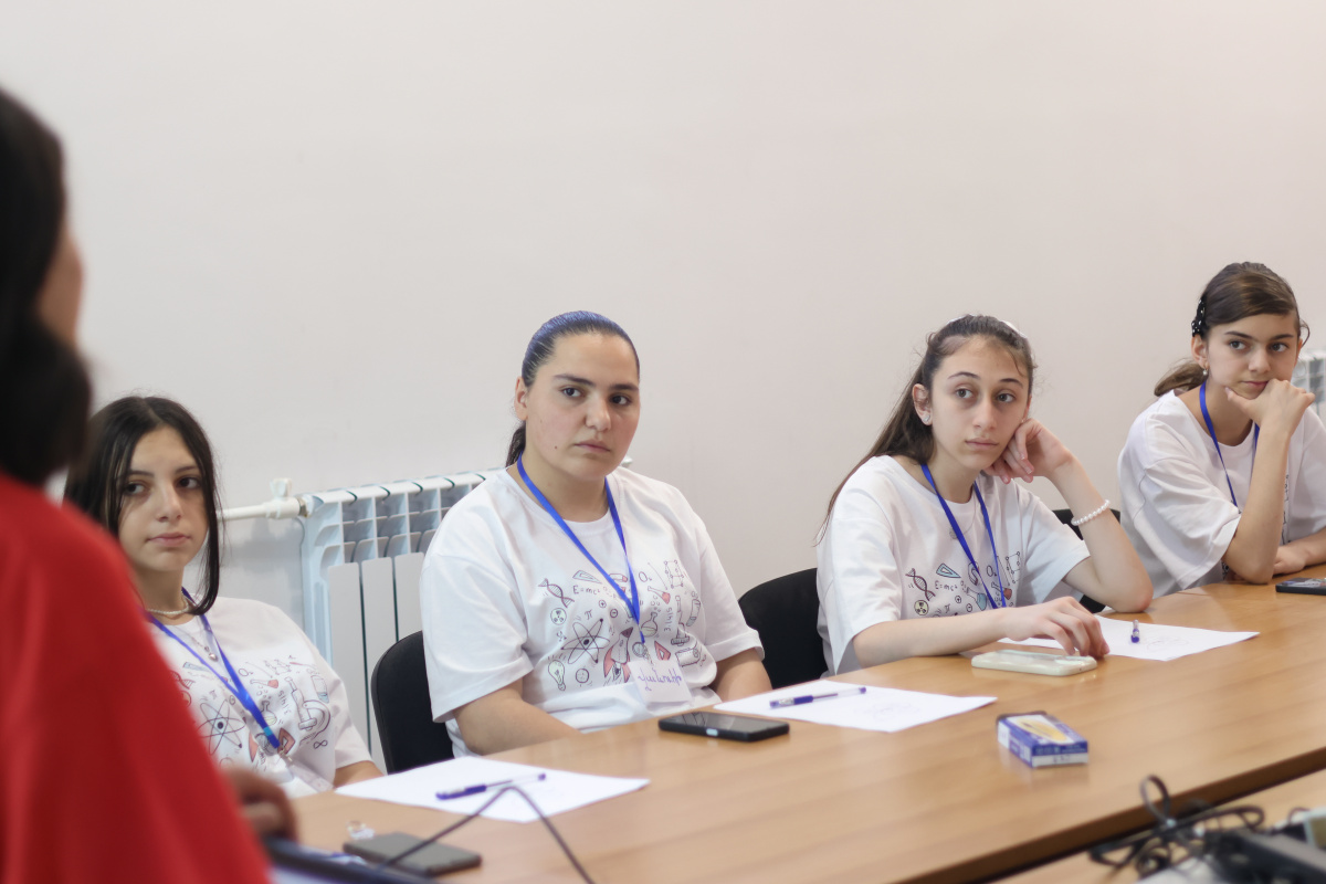 ԵՊՀ շարունակական կրթության կենտրոնի և «Հայաստան» համահայկական հիմնադրամի համատեղ նախաձեռնությամբ անցկացվեց «Բնագիտությունը զվարճալի՜ է. տե՛ս, շոշափի՛ր, փորձի՛ր» ամառային բնագիտական ճամբարը