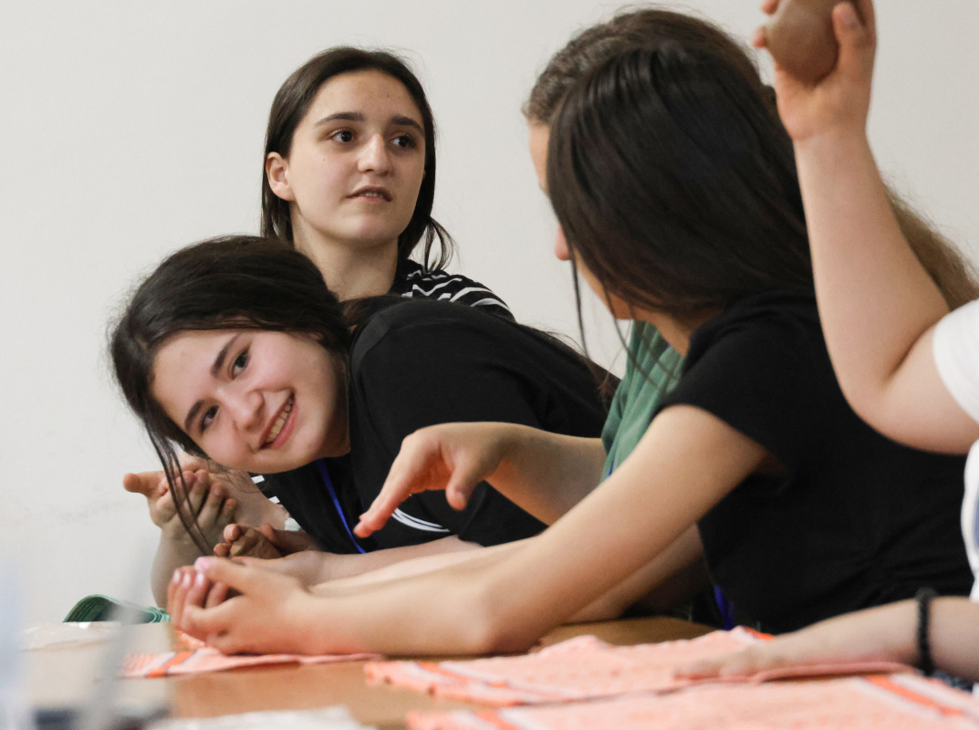 ԵՊՀ շարունակական կրթության կենտրոնի և «Հայաստան» համահայկական հիմնադրամի համատեղ նախաձեռնությամբ անցկացվեց «Բնագիտությունը զվարճալի՜ է. տե՛ս, շոշափի՛ր, փորձի՛ր» ամառային բնագիտական ճամբարը