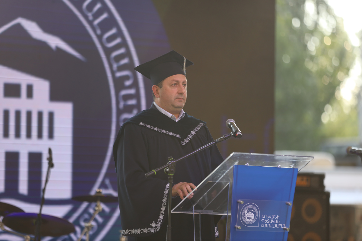 ԵՊՀ-ում տեղի ունեցավ համալսարանի շրջանավարտների ավարտական հանդիսավոր միջոցառումը, որը մասնագիտական կյանք թևակոխելու և համալսարանի հետ առավել սերտ համագործակցելու նոր մեկնարկ է: