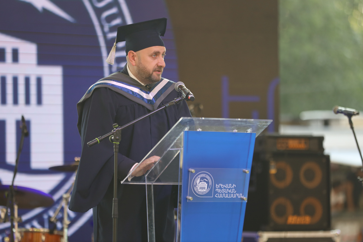 ԵՊՀ-ում տեղի ունեցավ համալսարանի շրջանավարտների ավարտական հանդիսավոր միջոցառումը, որը մասնագիտական կյանք թևակոխելու և համալսարանի հետ առավել սերտ համագործակցելու նոր մեկնարկ է: