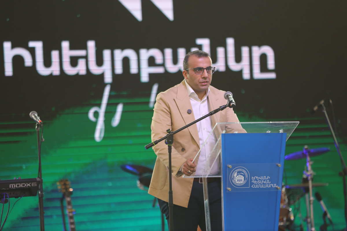 ԵՊՀ-ում տեղի ունեցավ համալսարանի շրջանավարտների ավարտական հանդիսավոր միջոցառումը, որը մասնագիտական կյանք թևակոխելու և համալսարանի հետ առավել սերտ համագործակցելու նոր մեկնարկ է: