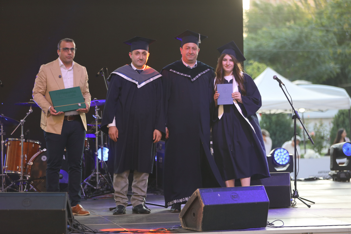 ԵՊՀ-ում տեղի ունեցավ համալսարանի շրջանավարտների ավարտական հանդիսավոր միջոցառումը, որը մասնագիտական կյանք թևակոխելու և համալսարանի հետ առավել սերտ համագործակցելու նոր մեկնարկ է:
