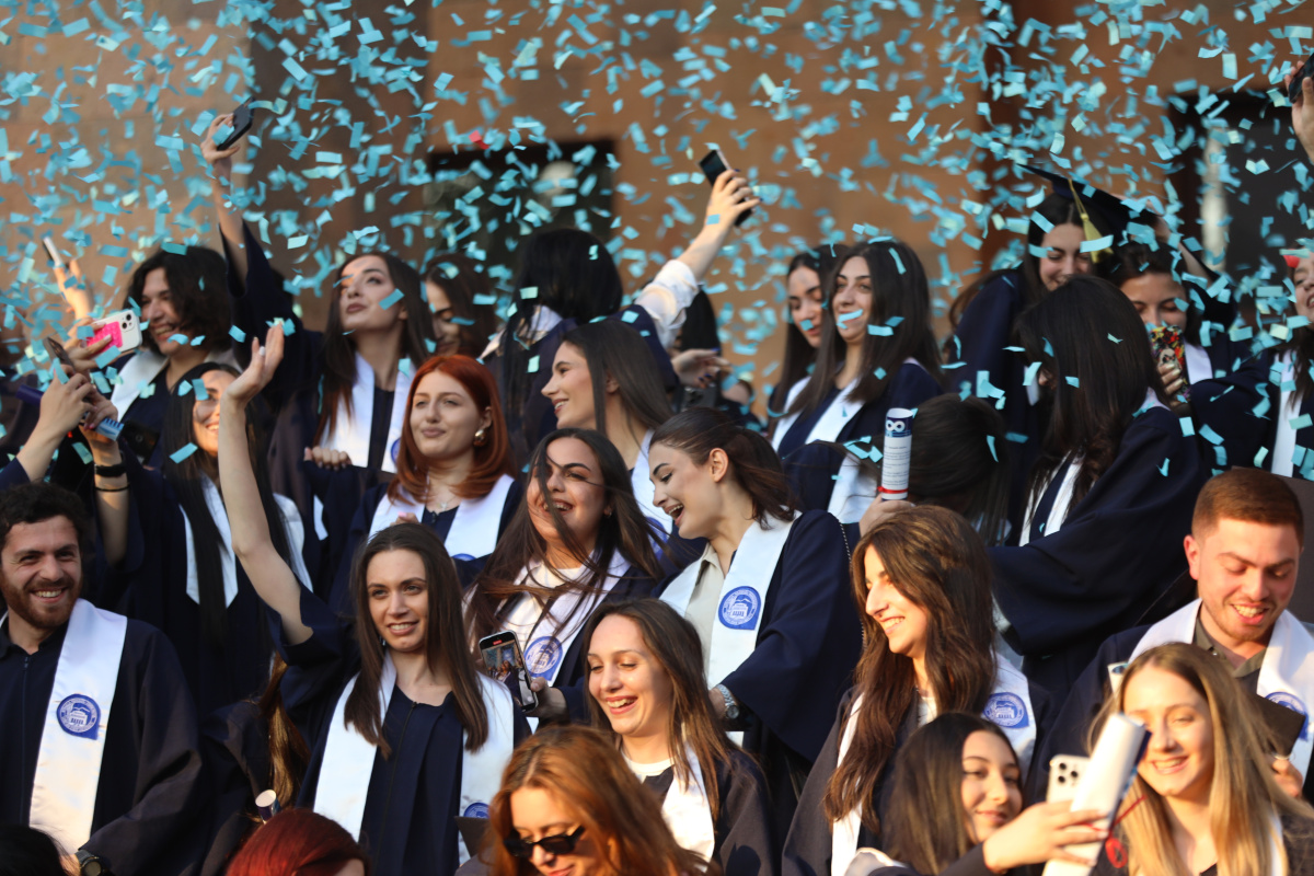 ԵՊՀ-ում տեղի ունեցավ համալսարանի շրջանավարտների ավարտական հանդիսավոր միջոցառումը, որը մասնագիտական կյանք թևակոխելու և համալսարանի հետ առավել սերտ համագործակցելու նոր մեկնարկ է: