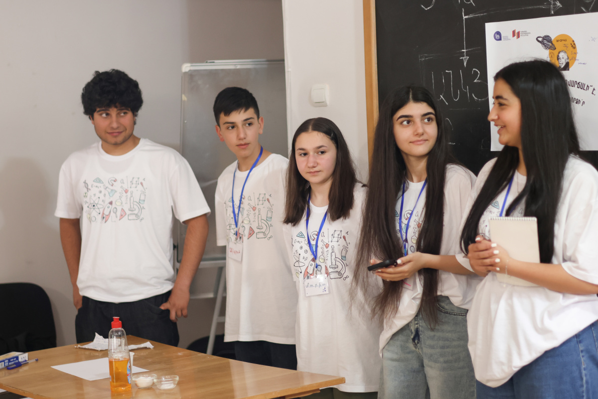 ԵՊՀ շարունակական կրթության կենտրոնի և «Հայաստան» համահայկական հիմնադրամի համատեղ նախաձեռնությամբ անցկացվեց «Բնագիտությունը զվարճալի՜ է. տե՛ս, շոշափի՛ր, փորձի՛ր» ամառային բնագիտական ճամբարը