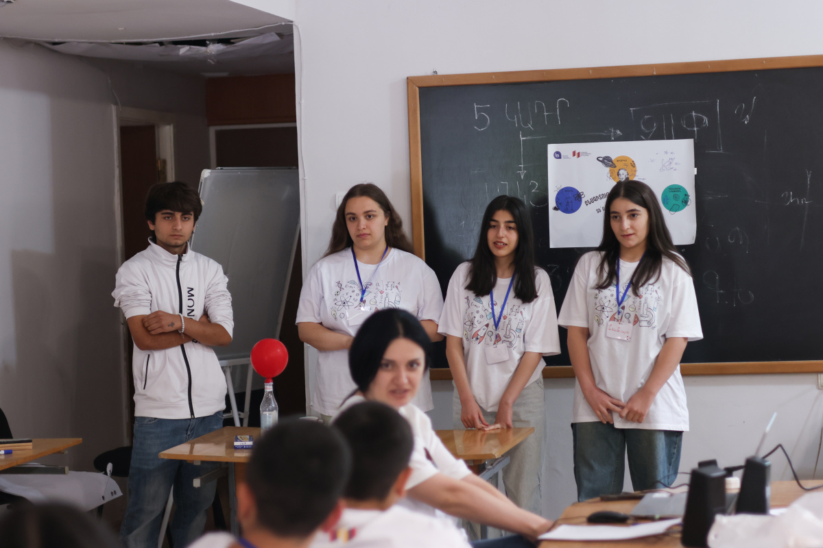 ԵՊՀ շարունակական կրթության կենտրոնի և «Հայաստան» համահայկական հիմնադրամի համատեղ նախաձեռնությամբ անցկացվեց «Բնագիտությունը զվարճալի՜ է. տե՛ս, շոշափի՛ր, փորձի՛ր» ամառային բնագիտական ճամբարը