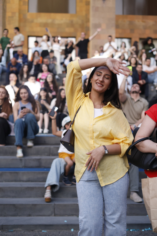 ԵՊՀ բոլոր շրջանավարտներին նվիրված տոնական միջոցառումն իրենց երաժշտական կատարումներով եզրափակեցին Արամ MP3-ն ու «Nemra» երաժշտական խումբը