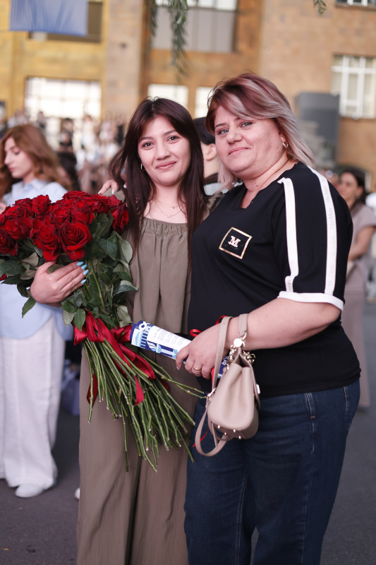 ԵՊՀ բոլոր շրջանավարտներին նվիրված տոնական միջոցառումն իրենց երաժշտական կատարումներով եզրափակեցին Արամ MP3-ն ու «Nemra» երաժշտական խումբը