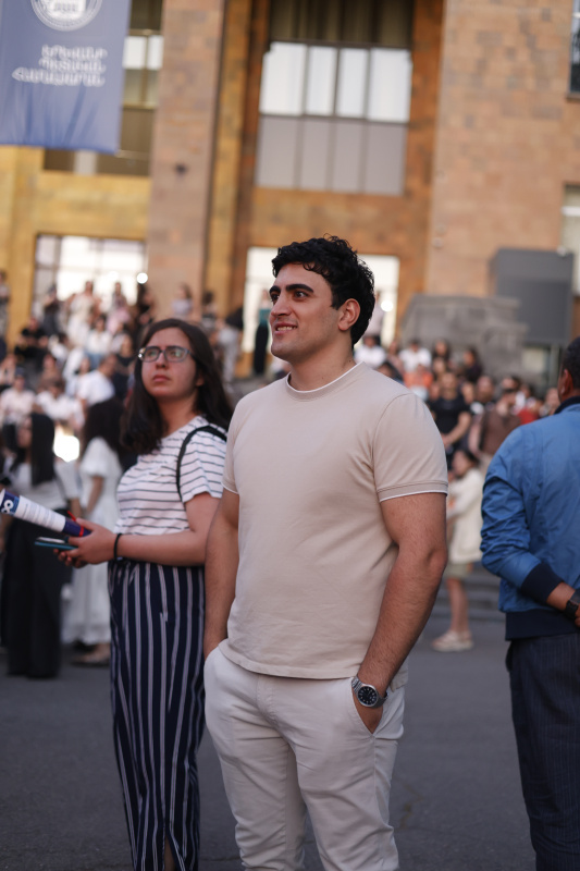 ԵՊՀ բոլոր շրջանավարտներին նվիրված տոնական միջոցառումն իրենց երաժշտական կատարումներով եզրափակեցին Արամ MP3-ն ու «Nemra» երաժշտական խումբը