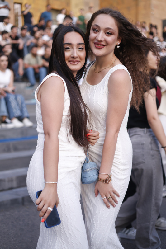 ԵՊՀ բոլոր շրջանավարտներին նվիրված տոնական միջոցառումն իրենց երաժշտական կատարումներով եզրափակեցին Արամ MP3-ն ու «Nemra» երաժշտական խումբը