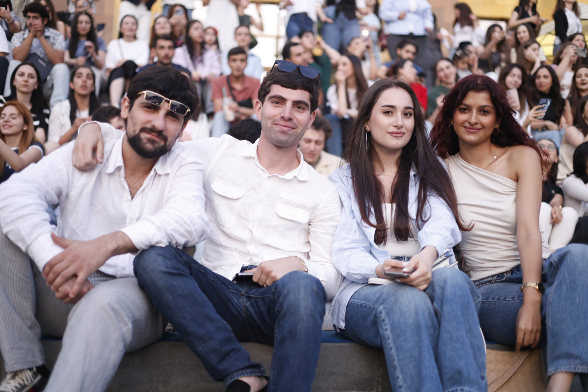 ԵՊՀ բոլոր շրջանավարտներին նվիրված տոնական միջոցառումն իրենց երաժշտական կատարումներով եզրափակեցին Արամ MP3-ն ու «Nemra» երաժշտական խումբը