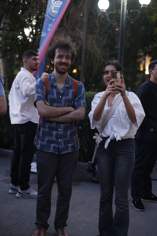 ԵՊՀ բոլոր շրջանավարտներին նվիրված տոնական միջոցառումն իրենց երաժշտական կատարումներով եզրափակեցին Արամ MP3-ն ու «Nemra» երաժշտական խումբը