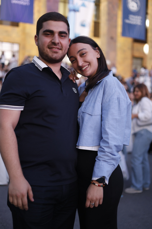 ԵՊՀ բոլոր շրջանավարտներին նվիրված տոնական միջոցառումն իրենց երաժշտական կատարումներով եզրափակեցին Արամ MP3-ն ու «Nemra» երաժշտական խումբը