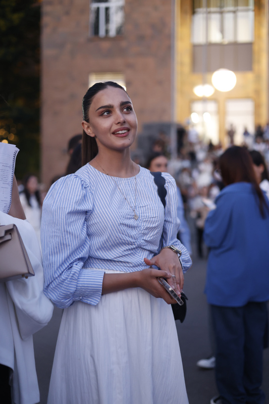 ԵՊՀ բոլոր շրջանավարտներին նվիրված տոնական միջոցառումն իրենց երաժշտական կատարումներով եզրափակեցին Արամ MP3-ն ու «Nemra» երաժշտական խումբը