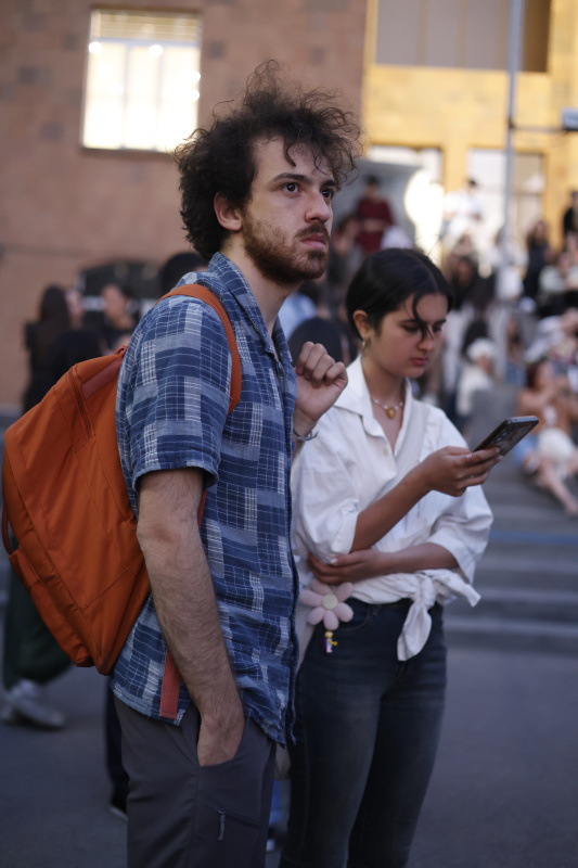 ԵՊՀ բոլոր շրջանավարտներին նվիրված տոնական միջոցառումն իրենց երաժշտական կատարումներով եզրափակեցին Արամ MP3-ն ու «Nemra» երաժշտական խումբը