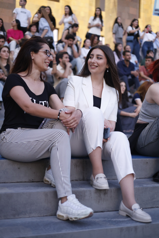 ԵՊՀ բոլոր շրջանավարտներին նվիրված տոնական միջոցառումն իրենց երաժշտական կատարումներով եզրափակեցին Արամ MP3-ն ու «Nemra» երաժշտական խումբը