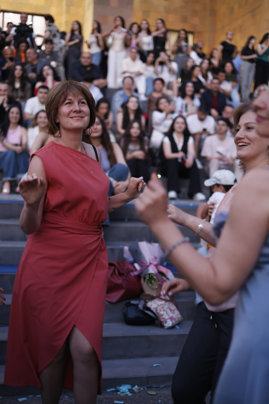 ԵՊՀ բոլոր շրջանավարտներին նվիրված տոնական միջոցառումն իրենց երաժշտական կատարումներով եզրափակեցին Արամ MP3-ն ու «Nemra» երաժշտական խումբը